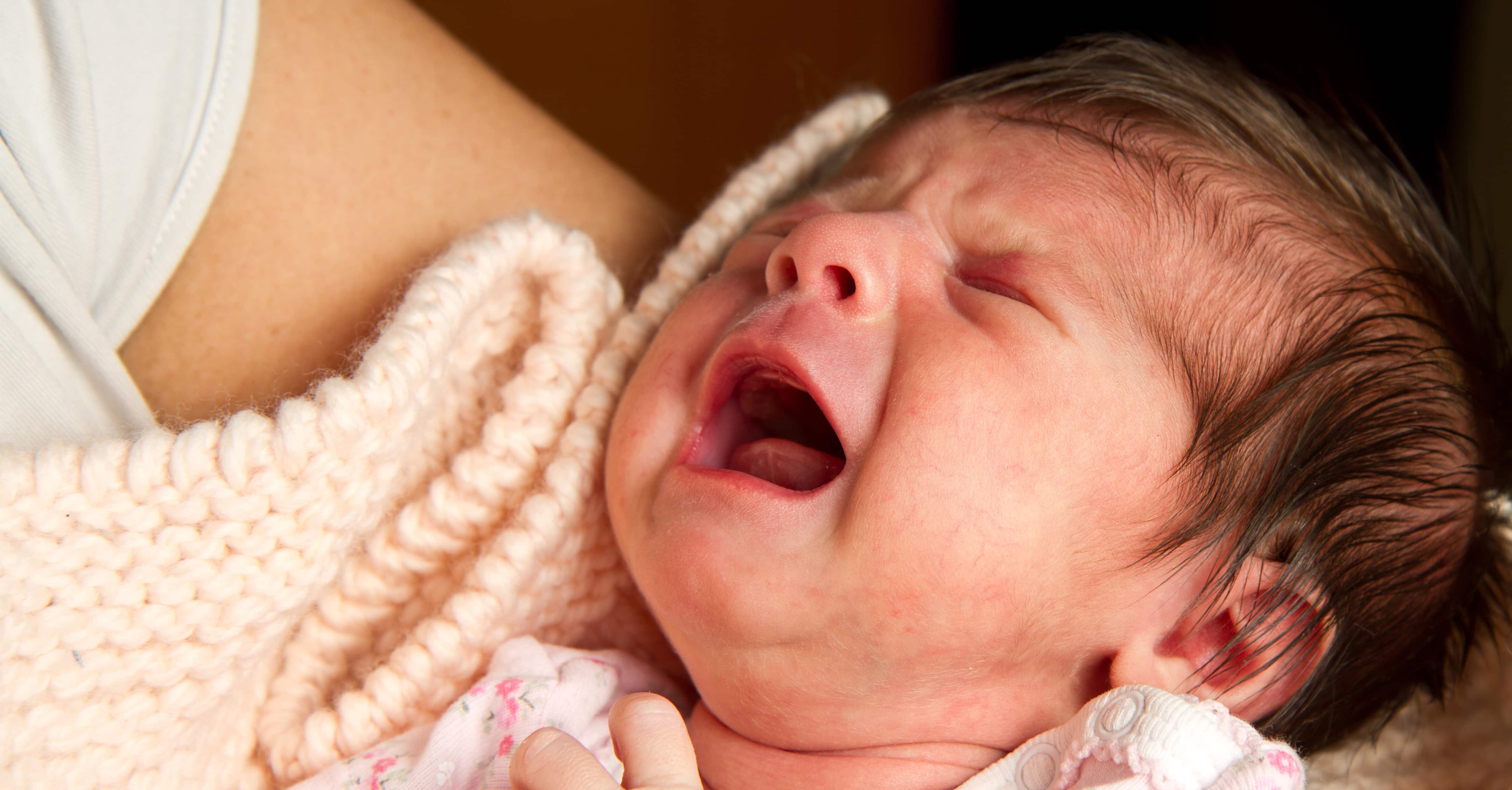 Почему плачет ребенок 5 месяцев. Крик новорожденного. Младенец плачет. Новорожденный ребенок плачет.
