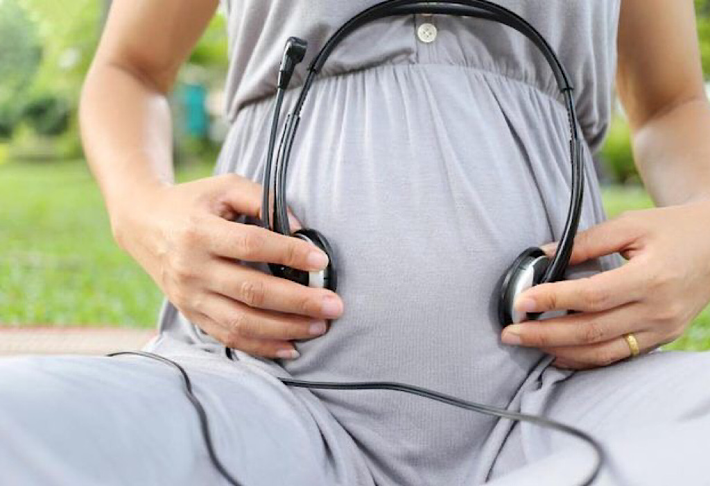 Музыка малышу в животике слушать. Наушники на животе. Наушники на беременный живот. Наушники на животе беременной.