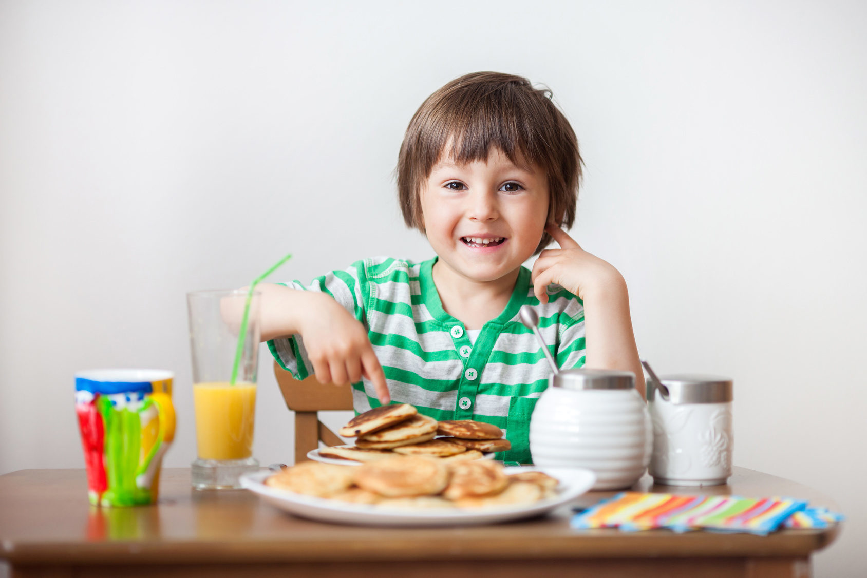 Позавтракать дети. Дети за столом. Ребенок завтракает. Мальчик завтракает. Мальчик ест.