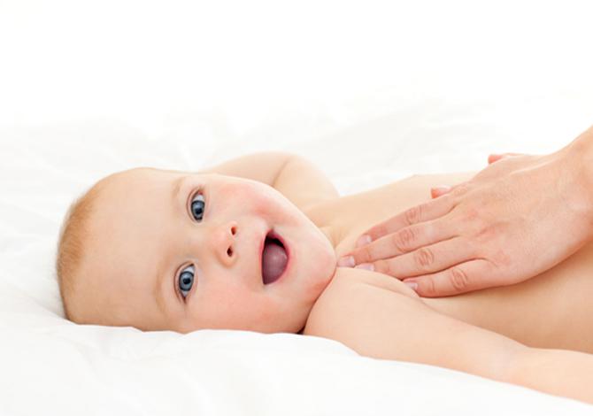 15 Tips Mencegah Munculnya Biang Keringat Pada Bayi