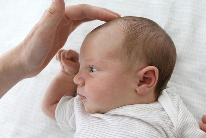 3 Cara Membersihkan Kepala Bayi Baru Lahir
