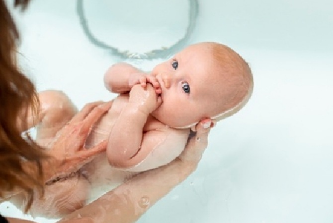 3 Tips Mandi untuk Kulit Bayi yang Sensitif