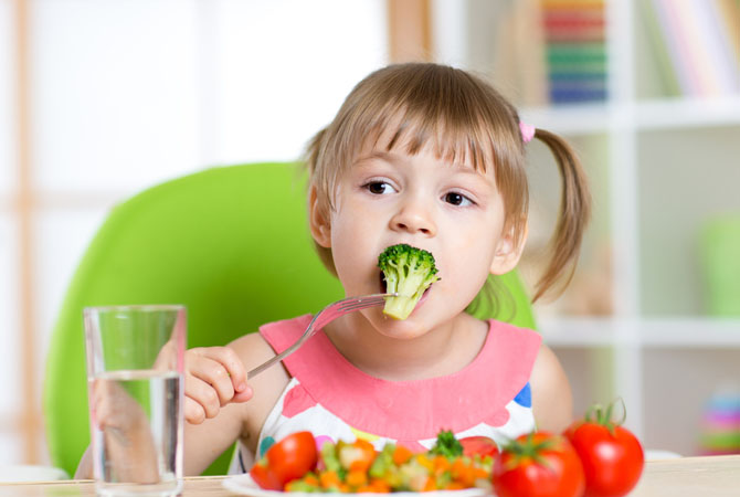 4 Cara Ampuh Agar Si Kecil Lahap Makan Sayur