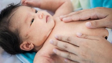 5 Cara Mengatasi Perut Kembung pada Bayi