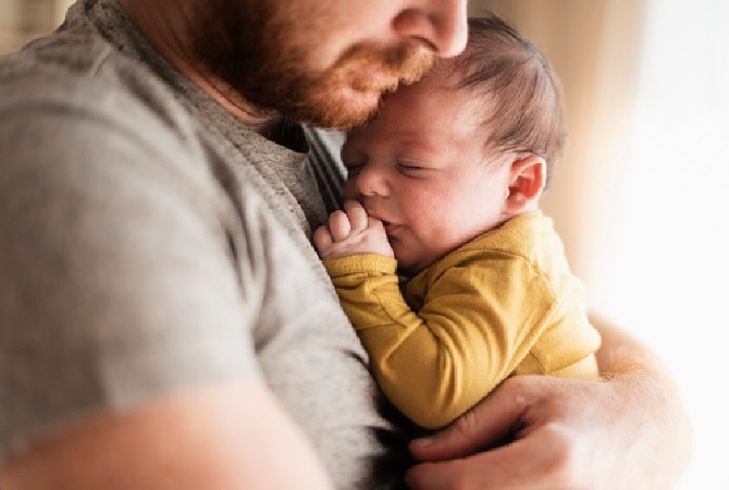 4 Hal yang Bisa Dads Lakukan dalam Merawat Bayi