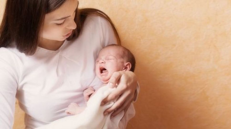 6 Cara Menenangkan Bayi yang Menangis Tengah Malam, Wajib Coba!