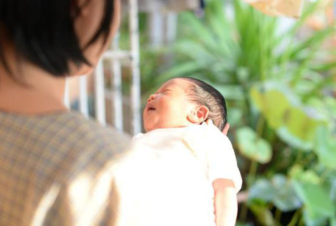 6 Hal yang Perlu Diperhatikan Saat Menjemur Bayi Baru Lahir