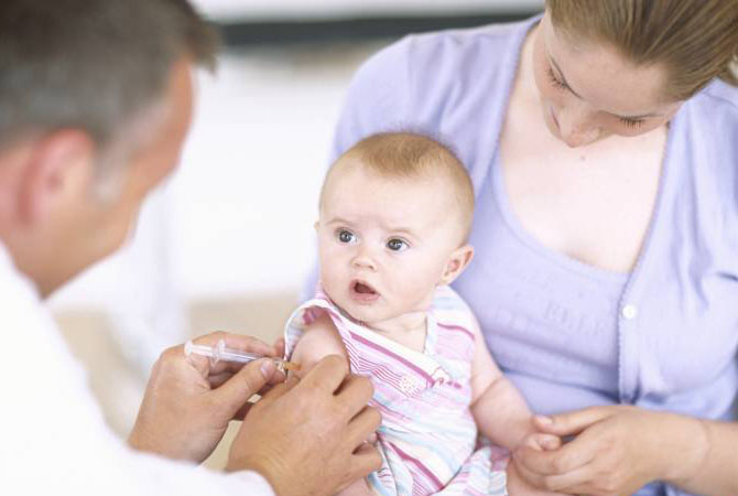 7 Cara Efektif Mengatasi Efek Samping Imunisasi Pada si Kecil