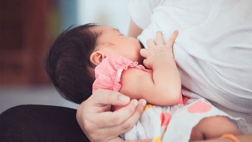 5 Tips Menyusui Bayi yang Tumbuh Gigi, Efektif!