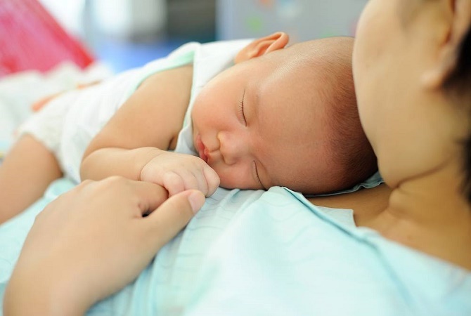 Apa Bayi Tidur Tengkurap  di Dada Ibu Berbahaya 
