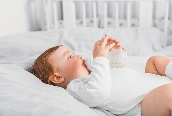 Asah Otot Bayi agar Bisa Memegang Botolnya Sendiri