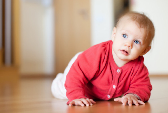 Bayi Belajar Merangkak, Ini 5 Cara Menjaganya Moms!