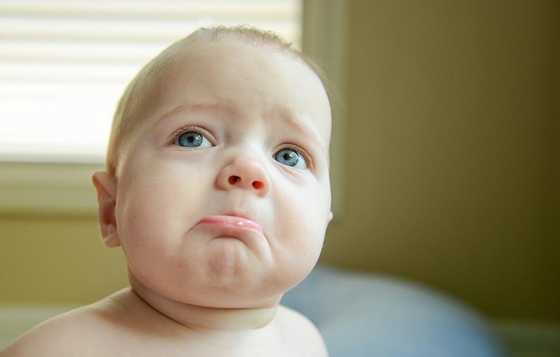 Bayi Belum Tumbuh Gigi, Apa Sih Penyebabnya?