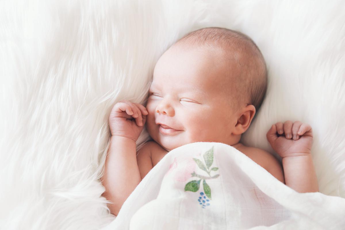 Bayi Tersenyum Saat Tidur, Pertanda Apa?