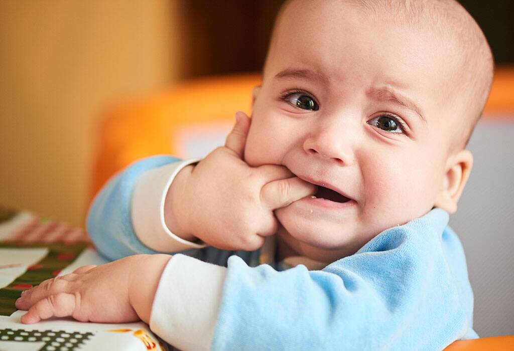 Jangan Panik! Ini 3 Tips Penting Hadapi Bayi Tumbuh Gigi
