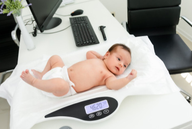 Berapa Berat Badan Normal bagi Bayi? Yuk, Cek Di Sini!