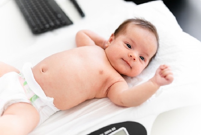Berat Badan Bayi Berbeda-Beda. Kok Bisa?