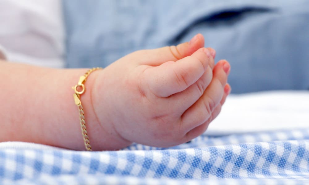 Bayi Pakai Perhiasan Emas, Bahaya Nggak Ya?