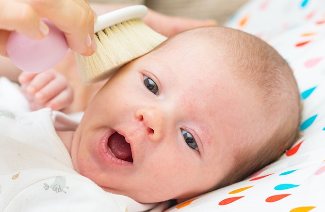 Cara Bersihkan Kerak di Kepala Bayi