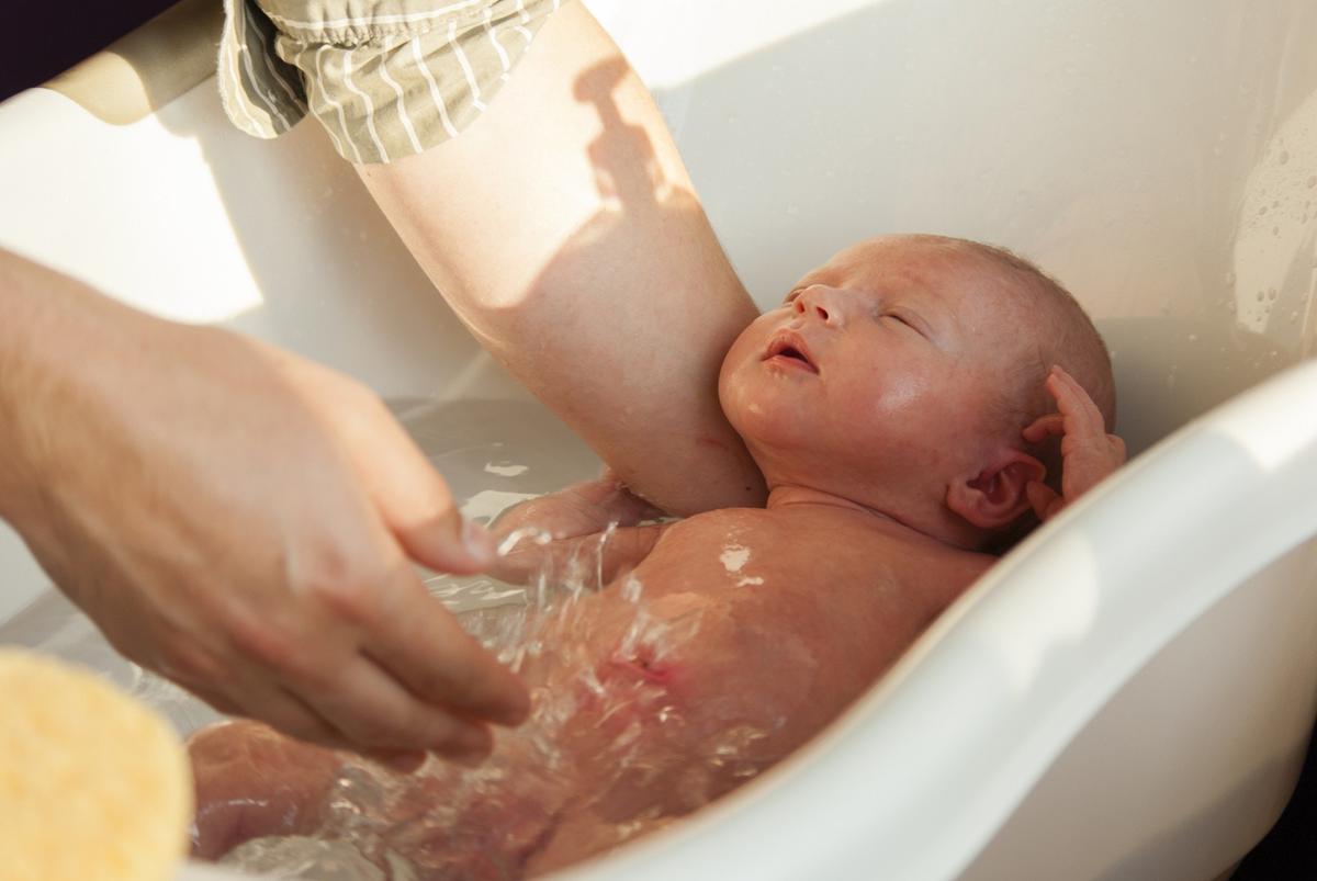 Moms, Ini Dia 10 Tips Memandikan Bayi Tanpa Rewel