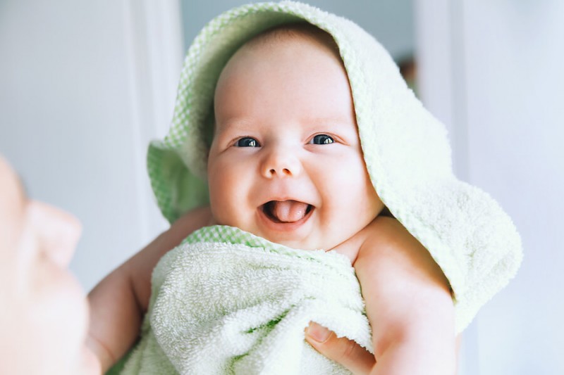 5 Cara Sederhana Membuat Bayi Bahagia, Sudah Coba Semua?