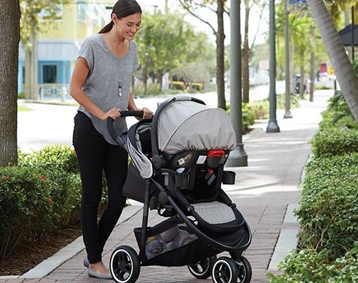 Cara Mendorong Stroller Agar Punggung Moms Tidak Sakit