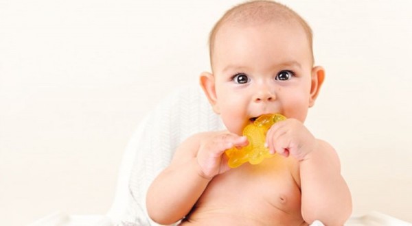 Cara Menenangkan Bayi yang sedang Tumbuh Gigi