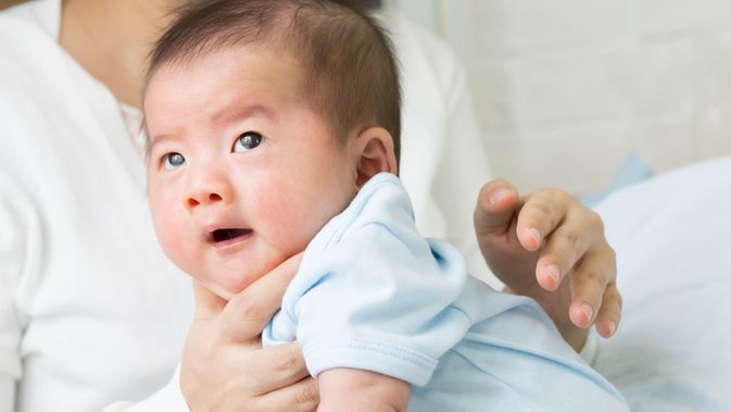 7 Cara Mengatasi Cegukan pada Bayi, Moms Wajib Tahu