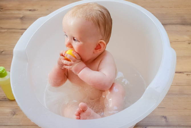 4 Cara Menghilangkan Kerak di Kepala Bayi yang Aman