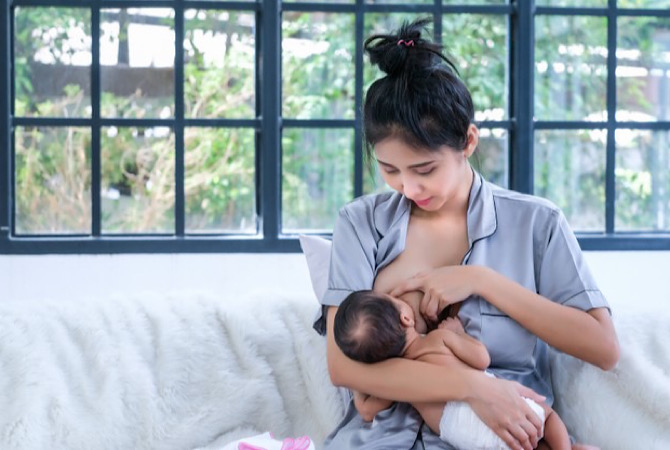 New Moms Harus Simak, Ini Cara Menyusui Bayi yang Benar Agar Tidak Muntah