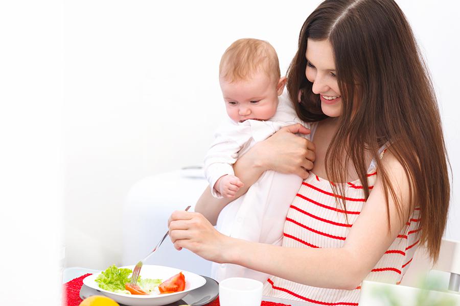 Diet Saat Menyusui, Amankah untuk Kesehatan Moms dan Bayi?