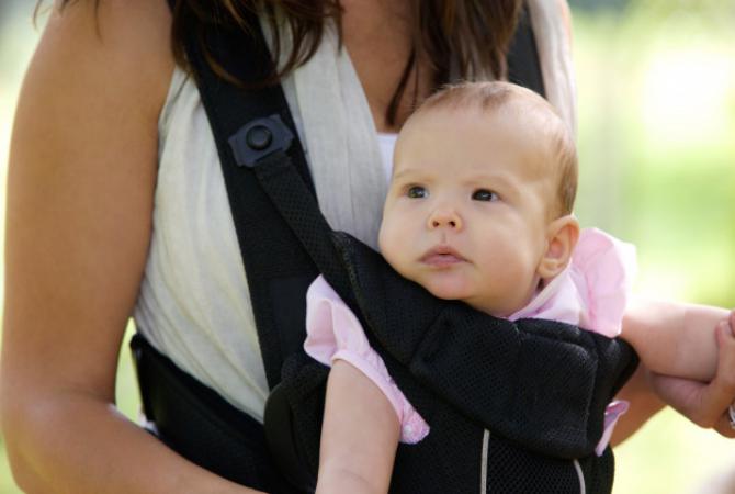 Hal yang Perlu Diperhatikan Saat Memakai Gendongan Bayi Samping