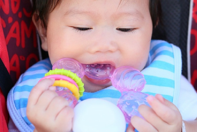 Jangan Asal Percaya Moms! Ini 5 Mitos Bayi Tumbuh Gigi