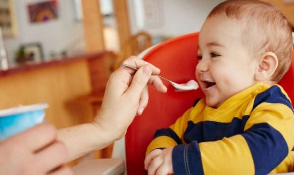 Kapan Bayi Diperbolehkan Makan Yogurt ?