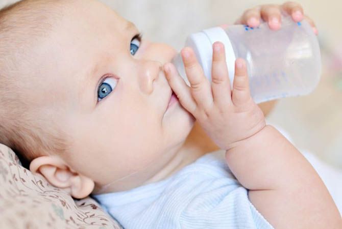 Kapan Waktu yang Tepat Bayi Boleh Minum Air Putih?