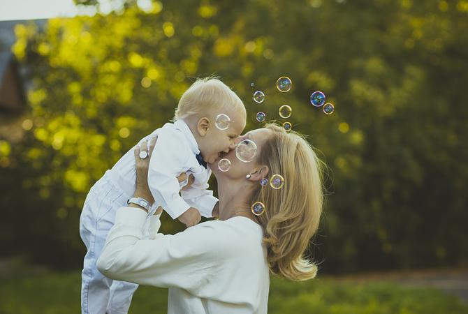 Kiat Menjaga Hubungan Si Kecil dengan Baik untuk Ibu Karir