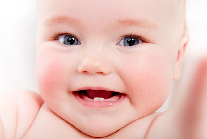 Makanan Redakan Nyeri Saat Bayi Tumbuh Gigi