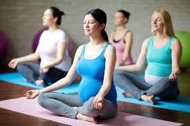 8 Manfaat Prenatal Yoga untuk Ibu Hamil, Coba Yuk!