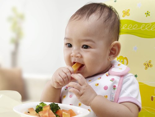 Mengajarkan Anak Mandiri Makan Sendiri