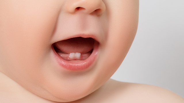 Mengenali Ciri Bayi Tumbuh Gigi dengan Mudah