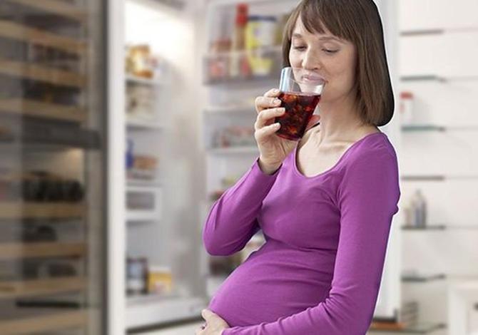 Moms Ini Dia Bahaya Minum Soda Saat Hamil