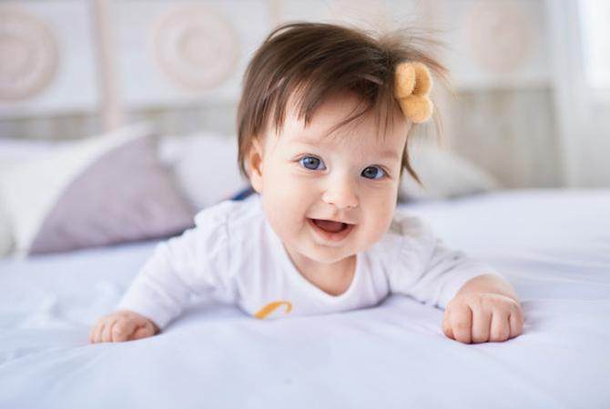 Moms, Ini Yang Harus Dilakukan Ketika Bayi Jatuh dari Tempat Tidur
