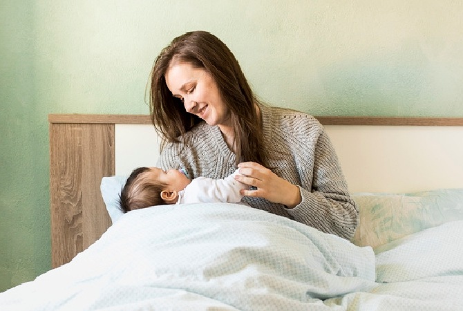 Moms Perlu Tahu, 6 Cara Menggendong Bayi yang Baru Lahir