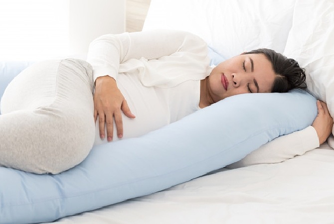 Moms, Simak 4 Tips Memilih Bantal Kehamilan agar Tidur Nyaman