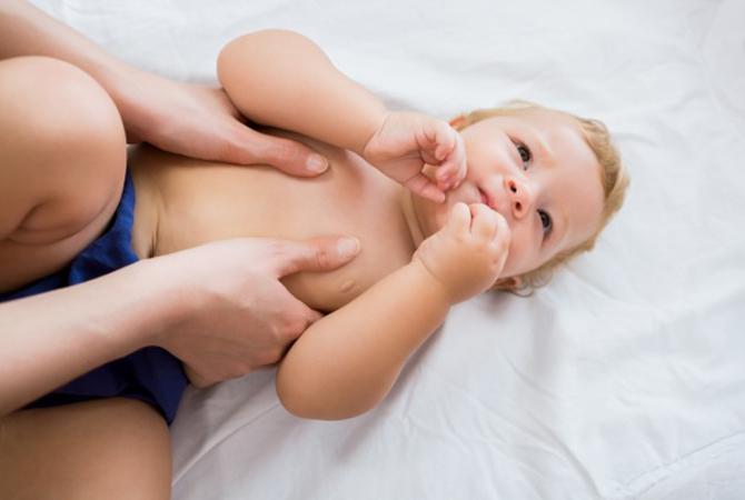 Moms, Yuk Pelajari Manfaat dan Cara Pijat Bayi yang Benar