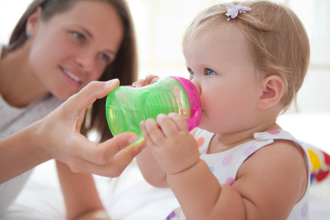 Tahapan Mengajari Bayi Minum Dengan Gelas