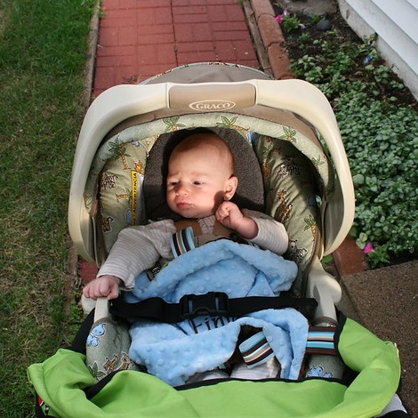 Tips Agar Bayi Nyaman Duduk Di Stroller