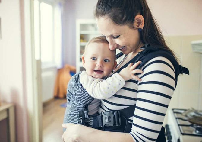 Tips Aman Menggendong Bayi Sesuai Dengan Usia