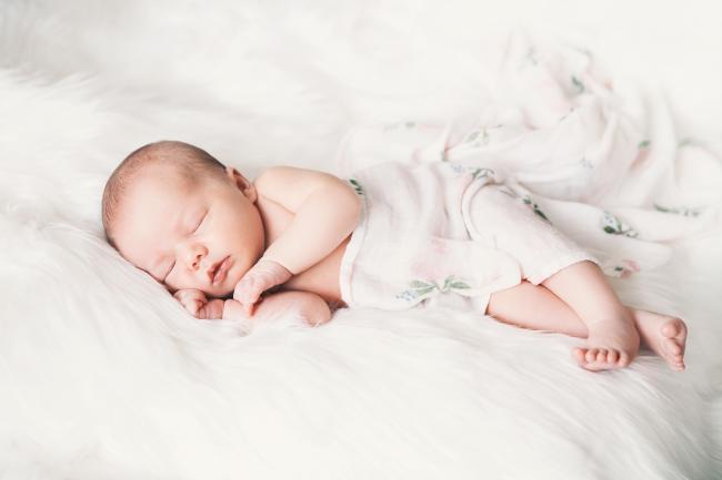 Tips Bayi Tidur Nyenyak Tanpa Dibedong