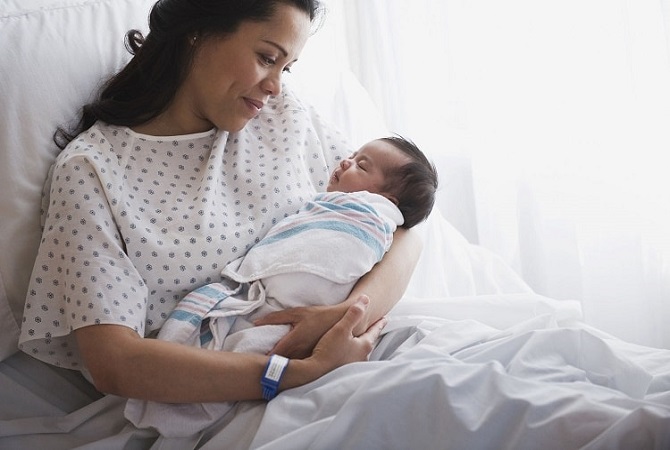 Tips Menggendong Bayi Secara Baik dan Benar